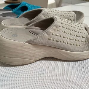 Women’s Bzees wedge sandals light neutral gray. Like new. Size 6 1/2